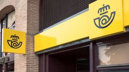 Nueva era: El Banco Santander ofrecerá servicios en las oficinas de Correos y anuncia el envío de dinero a domicilio